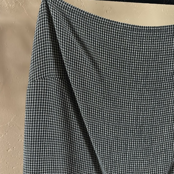 Express Sz 1-2 dress, adjustable straps, 3 buttons and slit - Picture 4 of 16